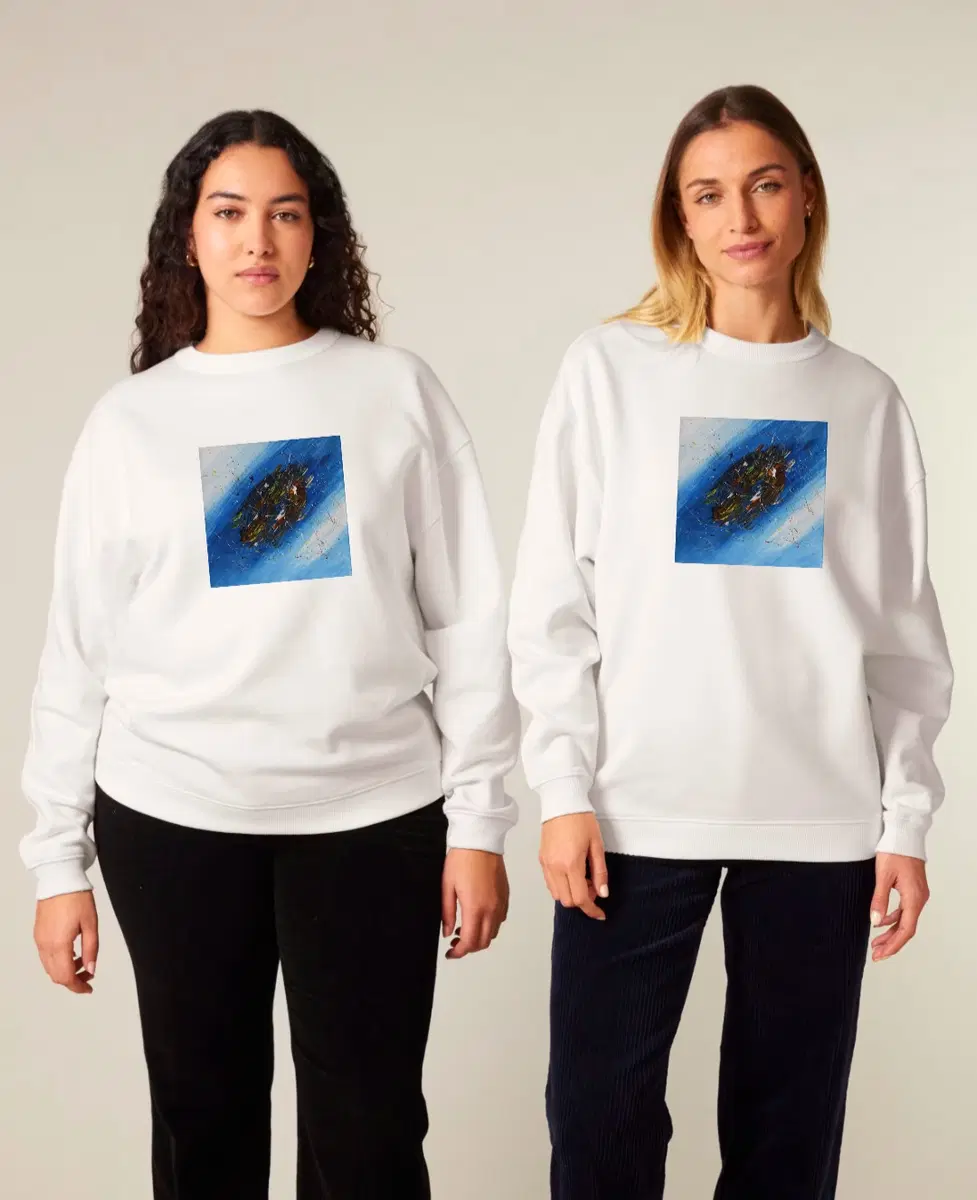 Moteriškas oversize megztinis su kūrinio ,,Kosmose" arba logo spauda